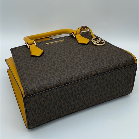 MICHAEL KORS HOPE MEDIUM MESSENGER MARIGOLD - Picture 14 of 16